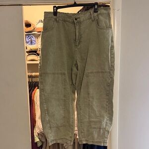 SHEIN Women's Olive Cropped Jeans